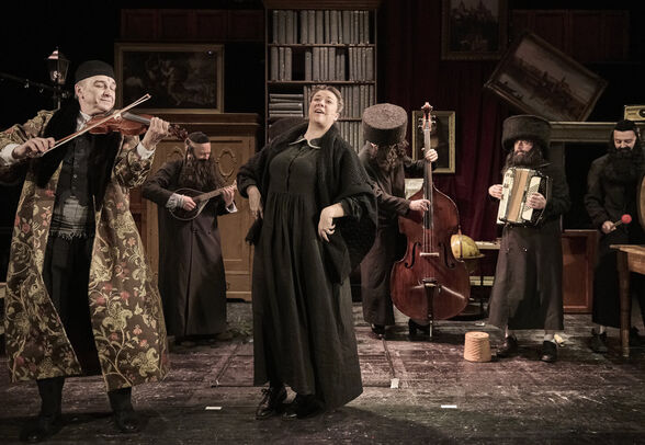 v popředí Jan Vondráček, Eva Hacurová