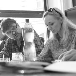 Tomáš Turek (John Garga), Klára Oltová (Maë Gargová)