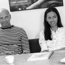 Martin Matejka (Pavián), Klára Suchá (Jane Larryová - alternace)