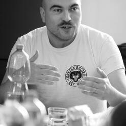 Režisér David Šiktanc hostuje v Dlouhé poprvé.